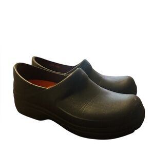 Women’s Crocs non slip work shoes Size 7